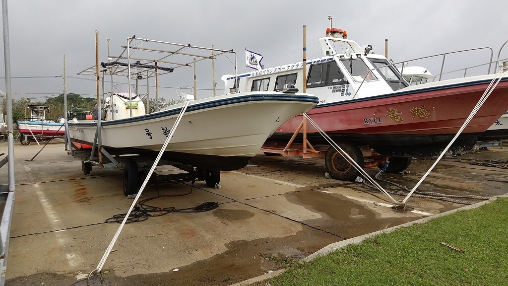 台風後の船