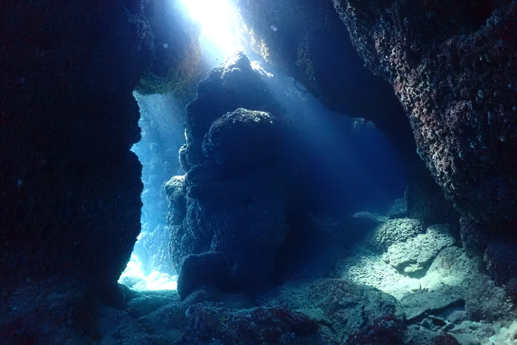 洞窟に差し込む光