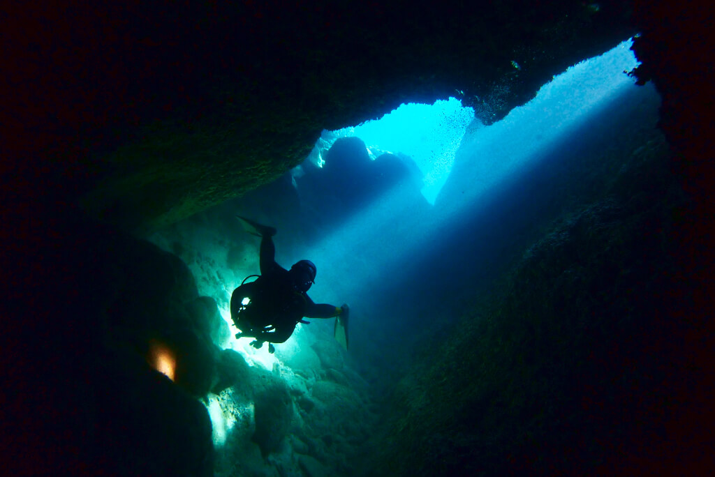 水中洞窟に差し込む光