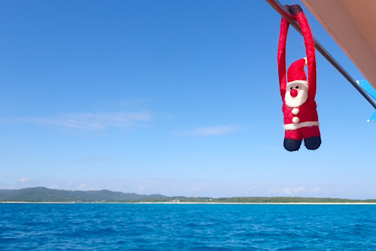 青い海とサンタ