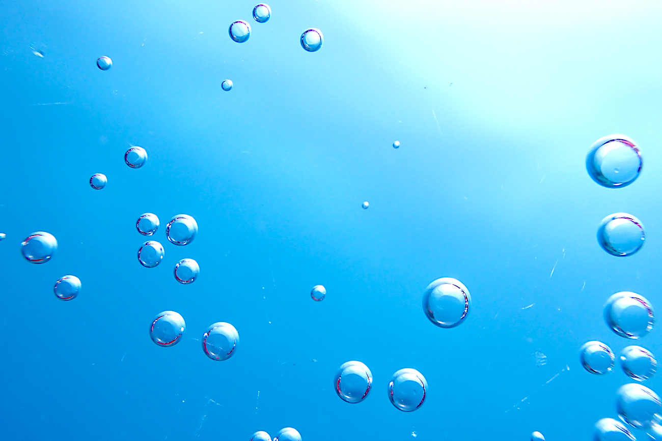 青白い水中