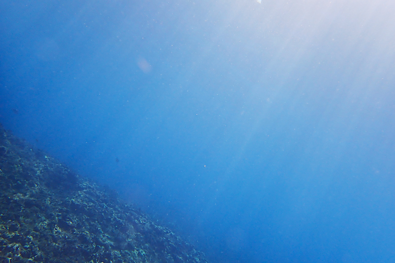 青い海に差し込む光